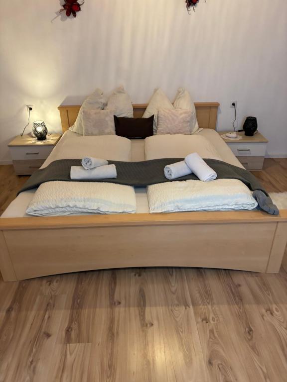 Posteľ alebo postele v izbe v ubytovaní Appartements Slishani 1