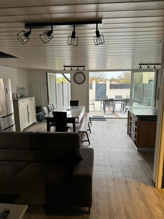 un salon avec un canapé et une table dans l'établissement La Villa, à Meschers-sur-Gironde