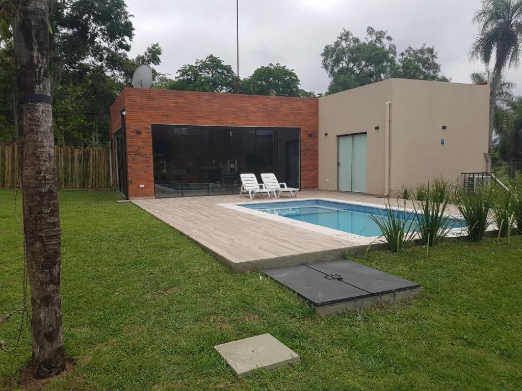 une maison avec une piscine dans une cour dans l'établissement Quinta El Escondido, à San Bernardino