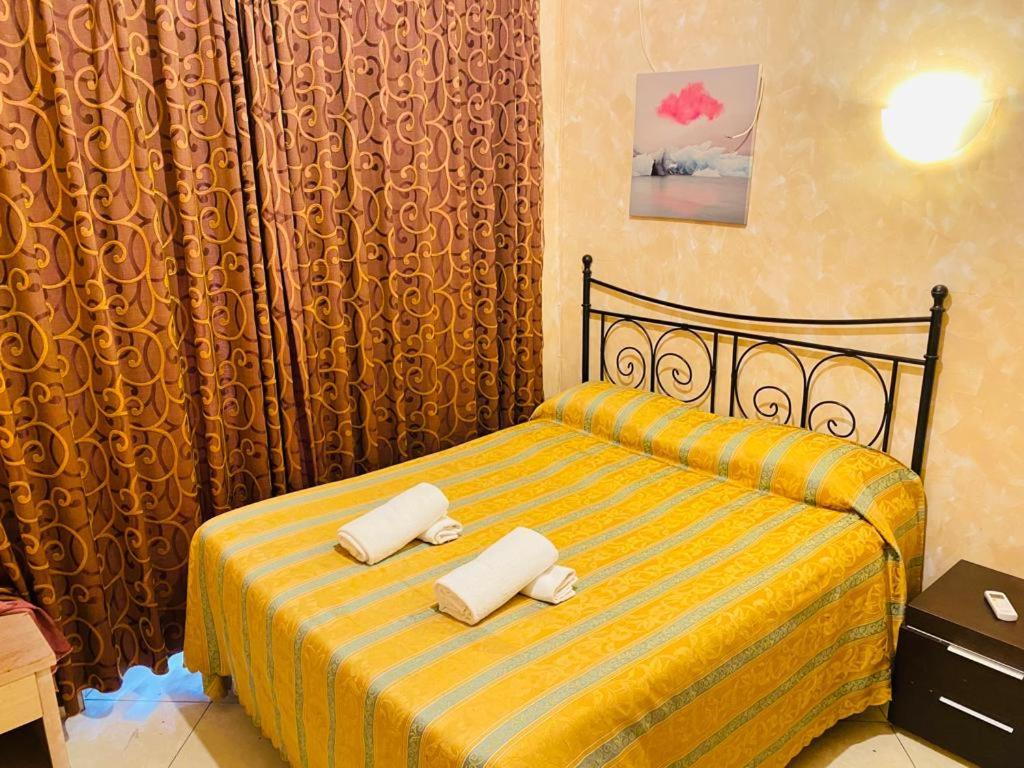 una camera da letto con un letto e due asciugamani di Roma Guest House a Roma