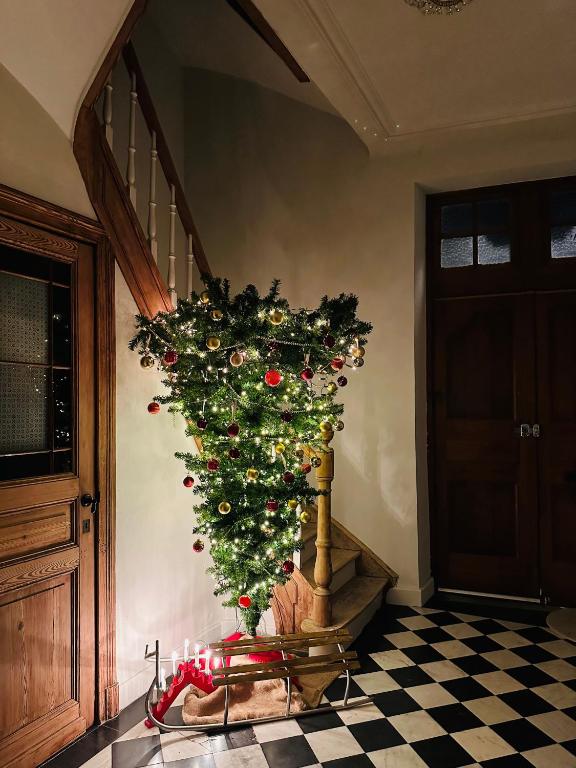 a christmas tree in the corner of a room at Maison Comtale in Rochefort