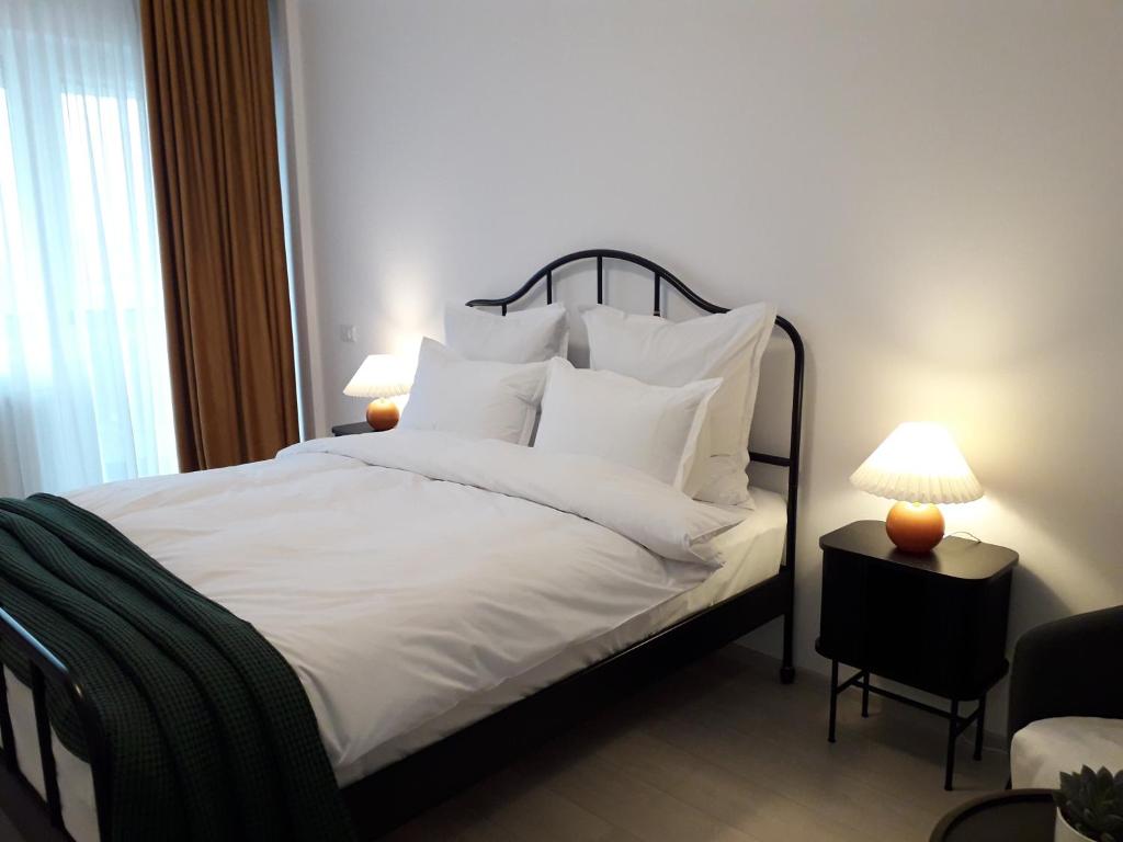 - une chambre avec un lit doté de draps et d&#39;oreillers blancs dans l&#39;établissement Q-192, à Iaşi