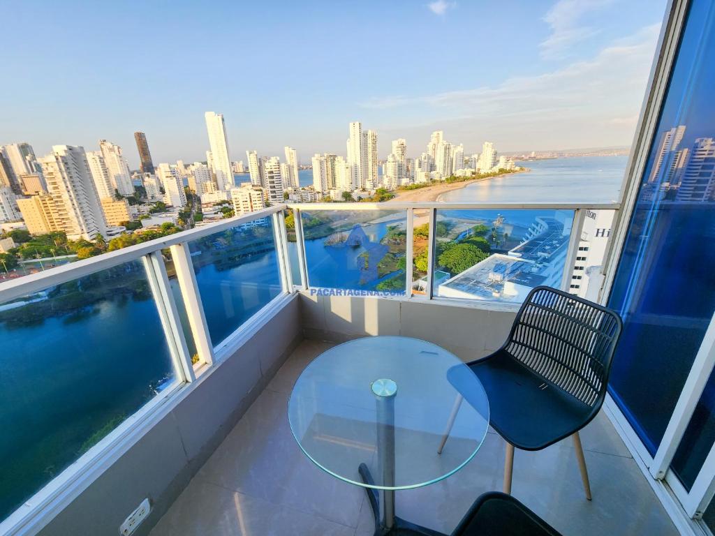 a balcony with a table and a view of the city at Apartamento Con Vista al Mar - Central in Cartagena de Indias