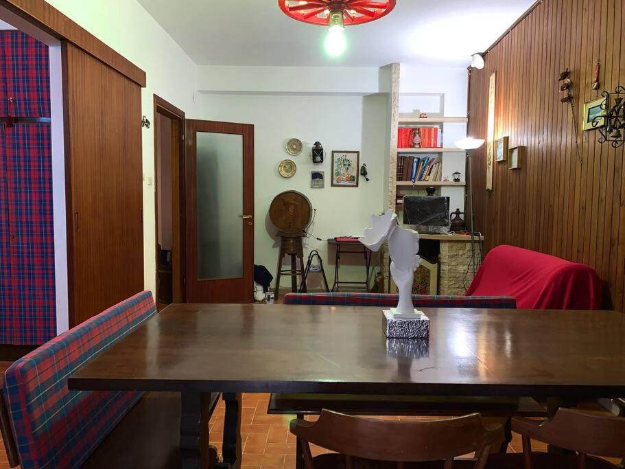 uma sala de jantar com uma mesa de madeira e cadeiras em Casa San Rocco em Roccaraso