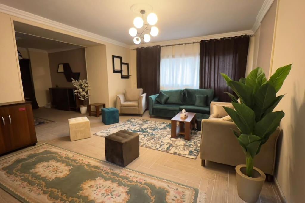 uma sala de estar com um sofá e uma mesa em Modern and cozy apartment no Cairo