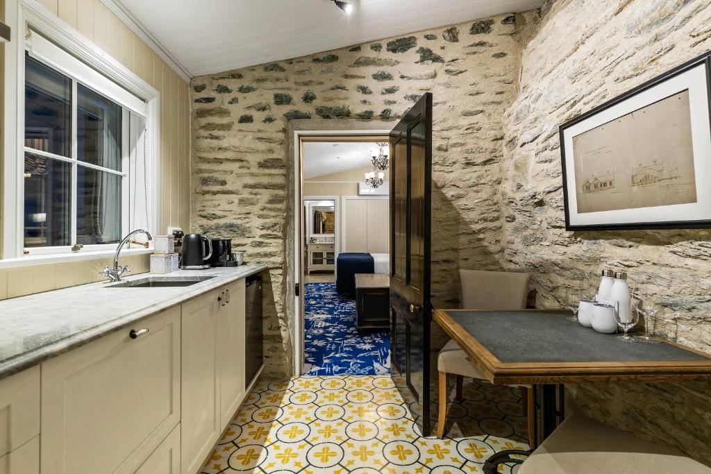 Kuchyň nebo kuchyňský kout v ubytování Hulbert House Luxury Boutique Lodge Queenstown