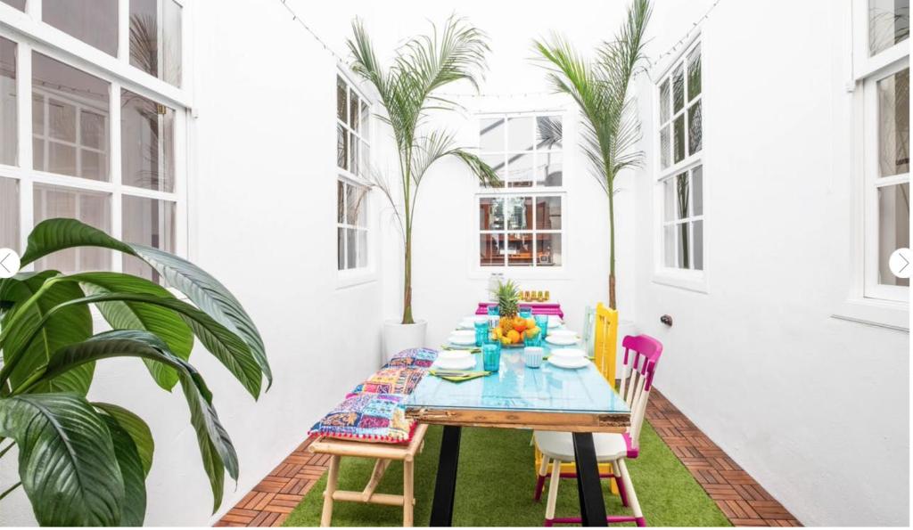 - une salle à manger avec une table et des chaises dans l'établissement Casa Guadalupe y Roque, à Santa Cruz de Tenerife