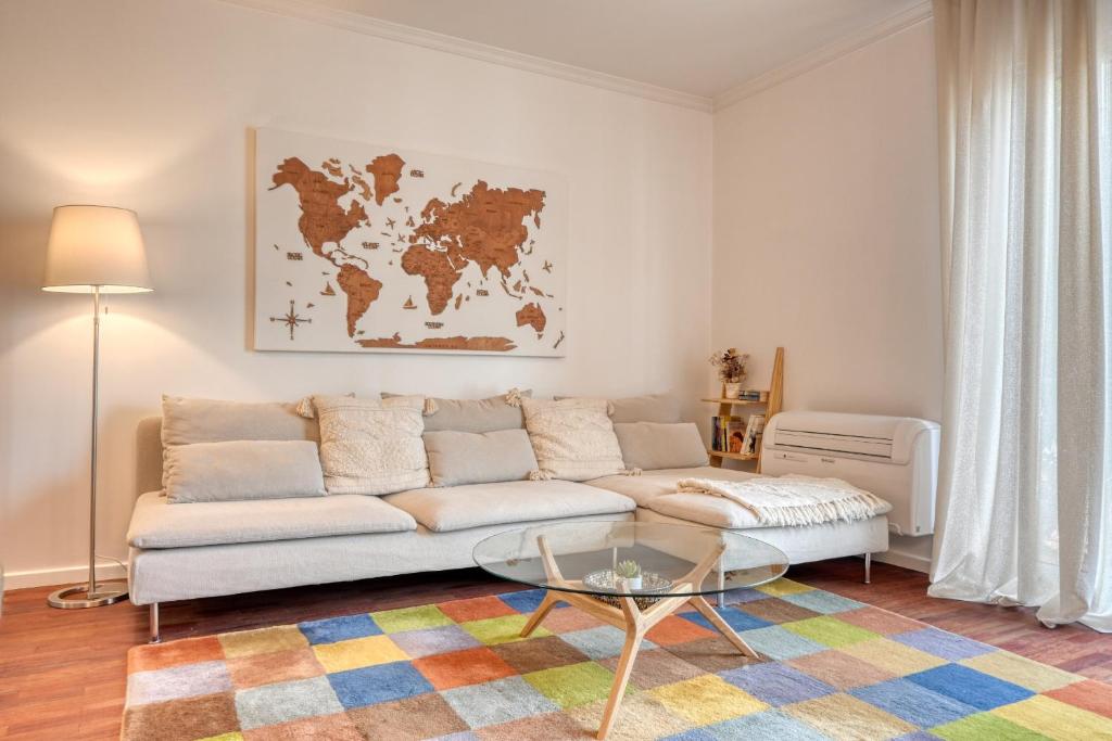 sala de estar con sofá y mesa de cristal en Encarnacao Apartment, a Home in Madeira, en Funchal