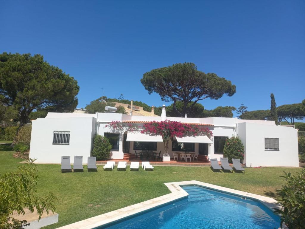 una casa con piscina frente a ella en Villa Azevedo en Vilamoura