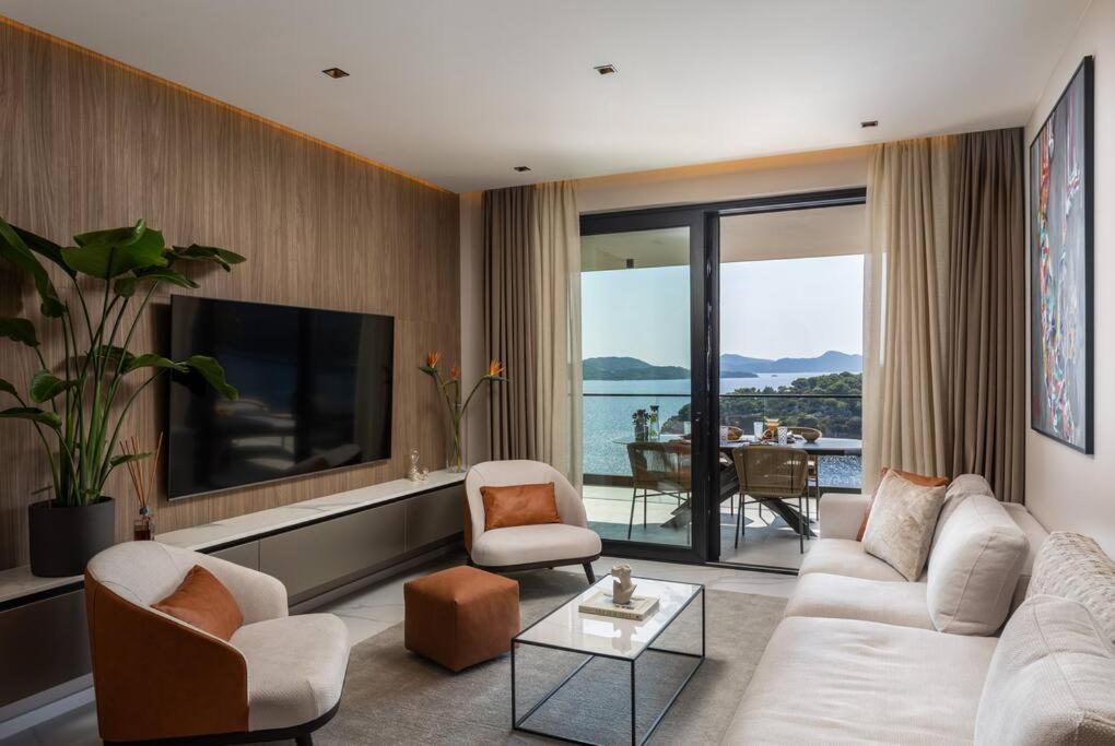 un salon avec un canapé blanc et une télévision dans l'établissement Luxury Apartment D&D with Sea Access, à Zaton