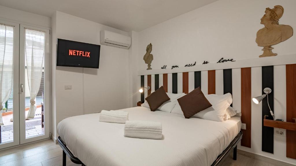 um quarto com uma cama grande e uma parede listrada em Lungarno Suite Love [20 minuti da piazza Santa croce] em Florença
