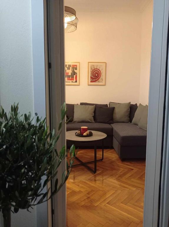 una sala de estar con un sofá y una mesa en Parthenon retreat, en Atenas