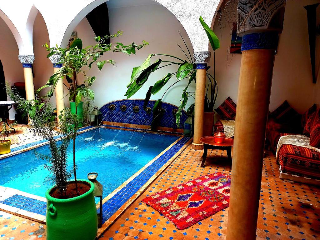 ein Haus mit einem Pool in einem Zimmer in der Unterkunft Riad Rêve d Antan in Marrakesch