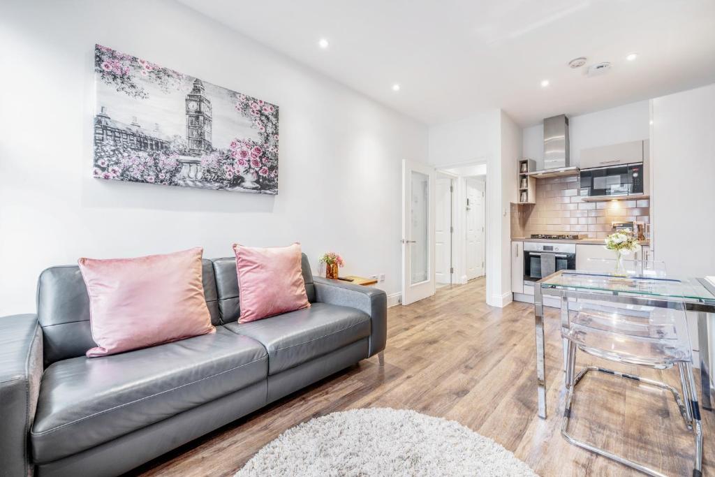 O zonă de relaxare la Bright & Modern 2-Bed Notting Hill Apartment