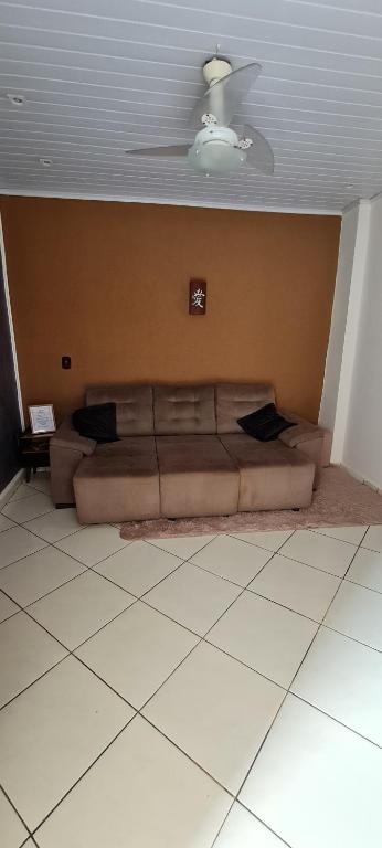 un sofá en una sala de estar con techo en Rose House, en Arraial do Cabo