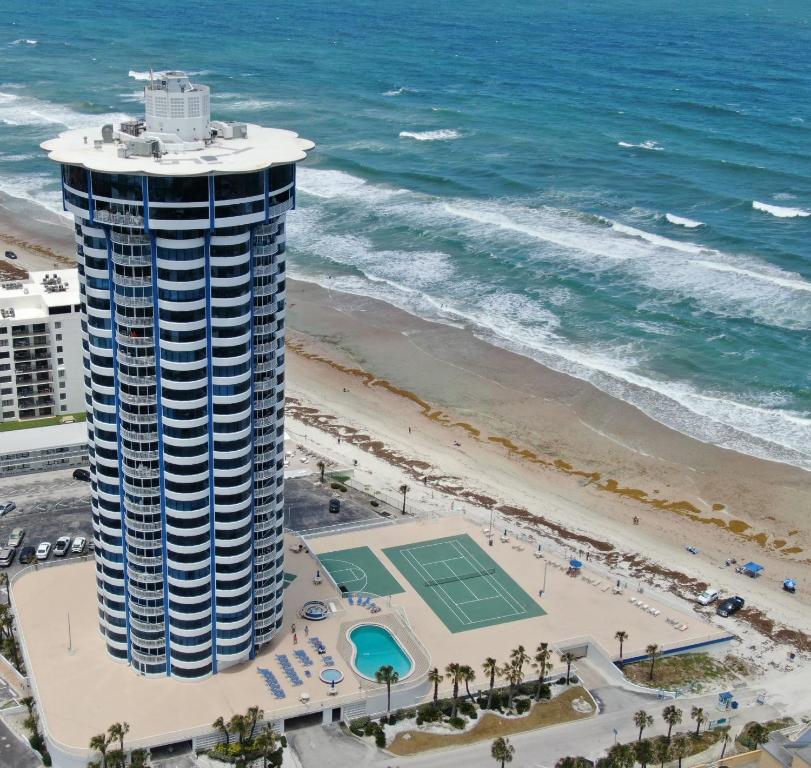 - Vistas al edificio y a la playa en On the Beach-2/Br 2/Bath, 26th floor! Spectacular views of Ocean & River en Daytona Beach Shores