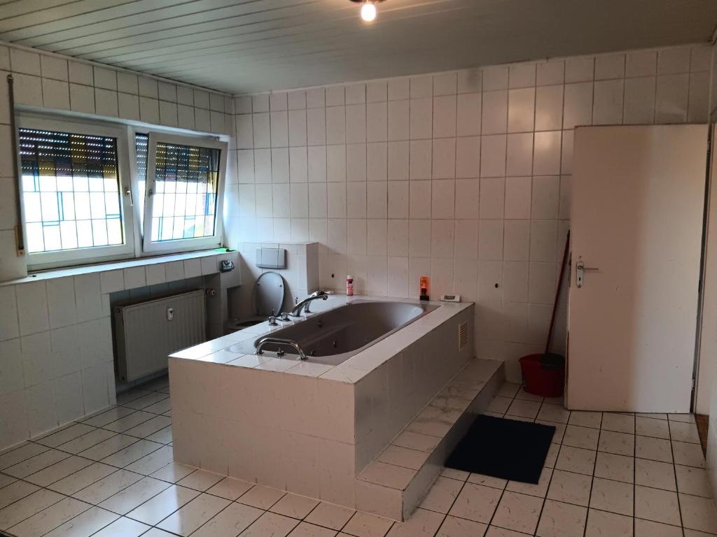 een keuken met een groot bad in de kamer bij AH G3 OG in Schwalmtal