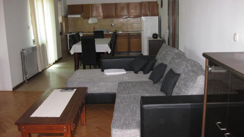 Sala de estar con 2 sofás y mesa en Apartment Anita, en Vodice