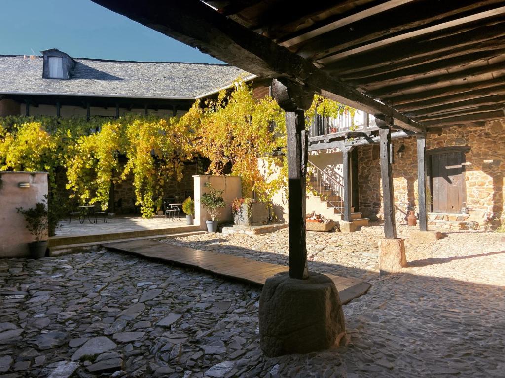 un patio con suelo de madera y un edificio en La Casa Grande Del Valle, en El Valle