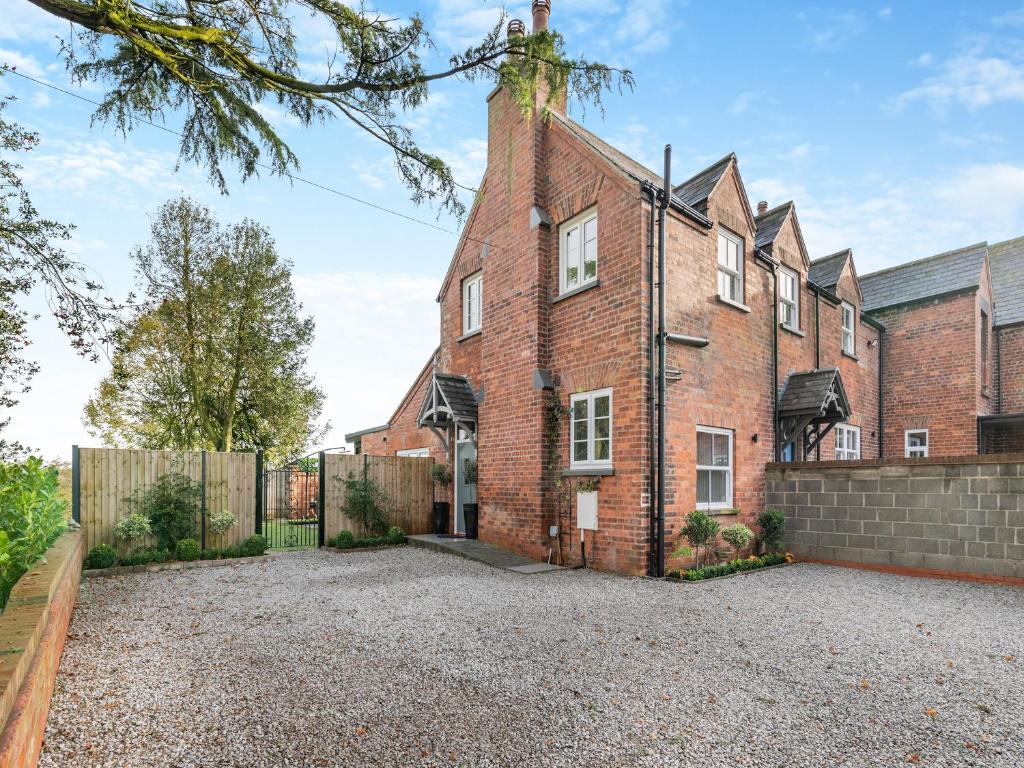 an image of a brick house with a driveway at Foremans Cottage in Skidby