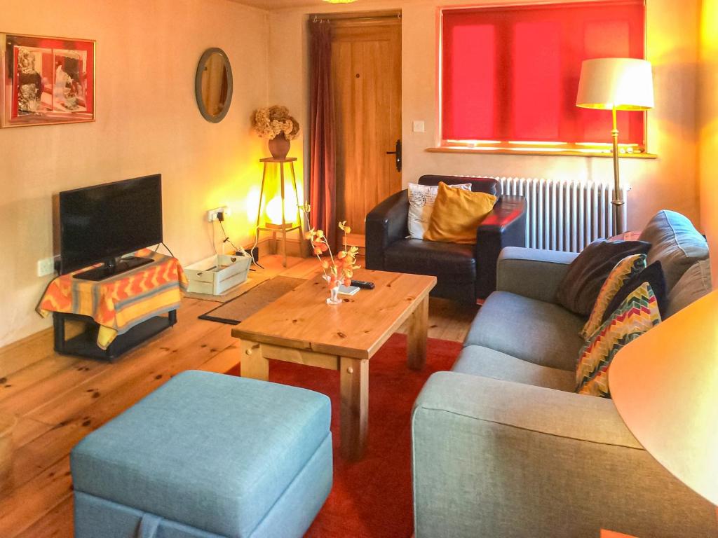 Foulsham的住宿－Bayfield Plus，客厅配有沙发和桌子