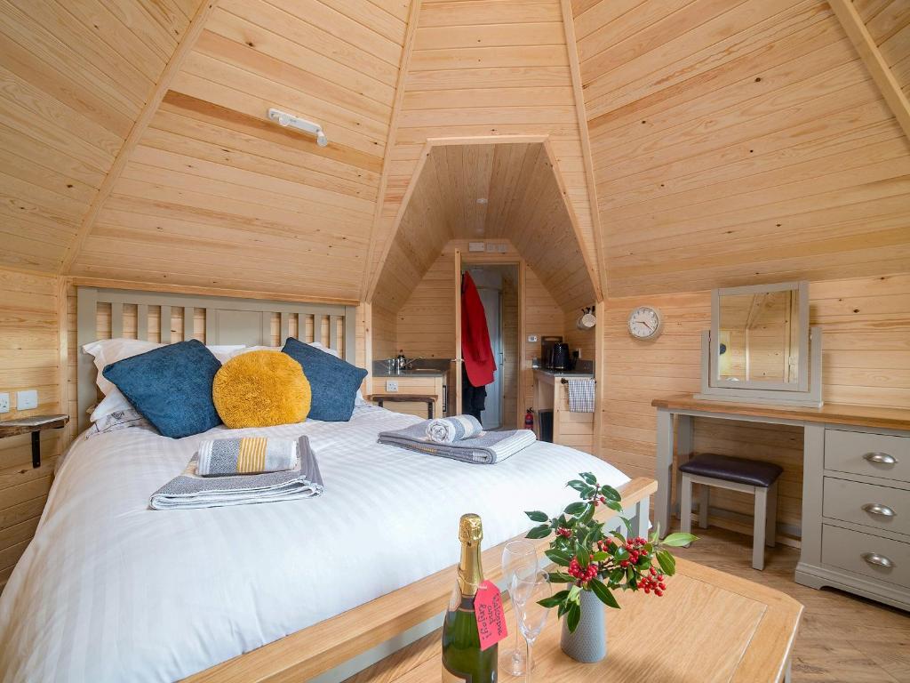 - une chambre avec un grand lit dans une cabine dans l'établissement Cwt Celyn-qu7605, à Llangerniew