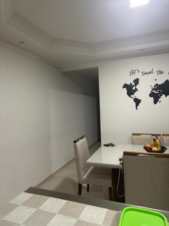 um quarto com uma mesa e um mapa do mundo na parede em Lindo apartamento de 2 quartos com suite e sacada com churrasqueira em Pinhais