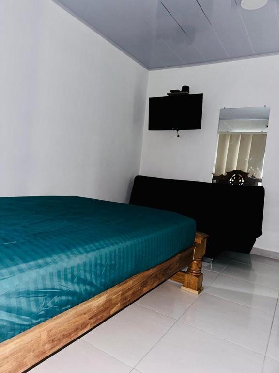 a bedroom with a bed and a flat screen tv at Apartamentos turísticos Mirador de la 20 in San Andrés
