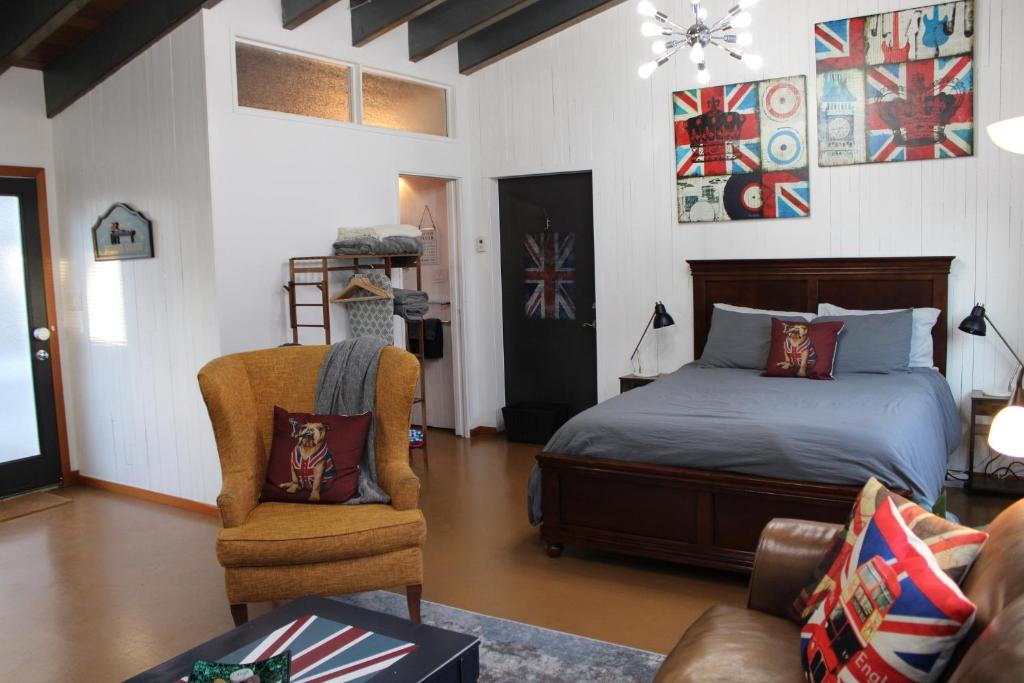 1 dormitorio con 1 cama y 1 silla en Private Bright Modern Studio! Queen bed !, en Victoria