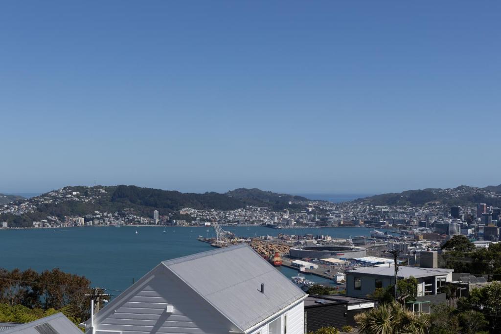 vistas a la ciudad y a un cuerpo de agua en Khandallah Harbour View BnB, en Wellington