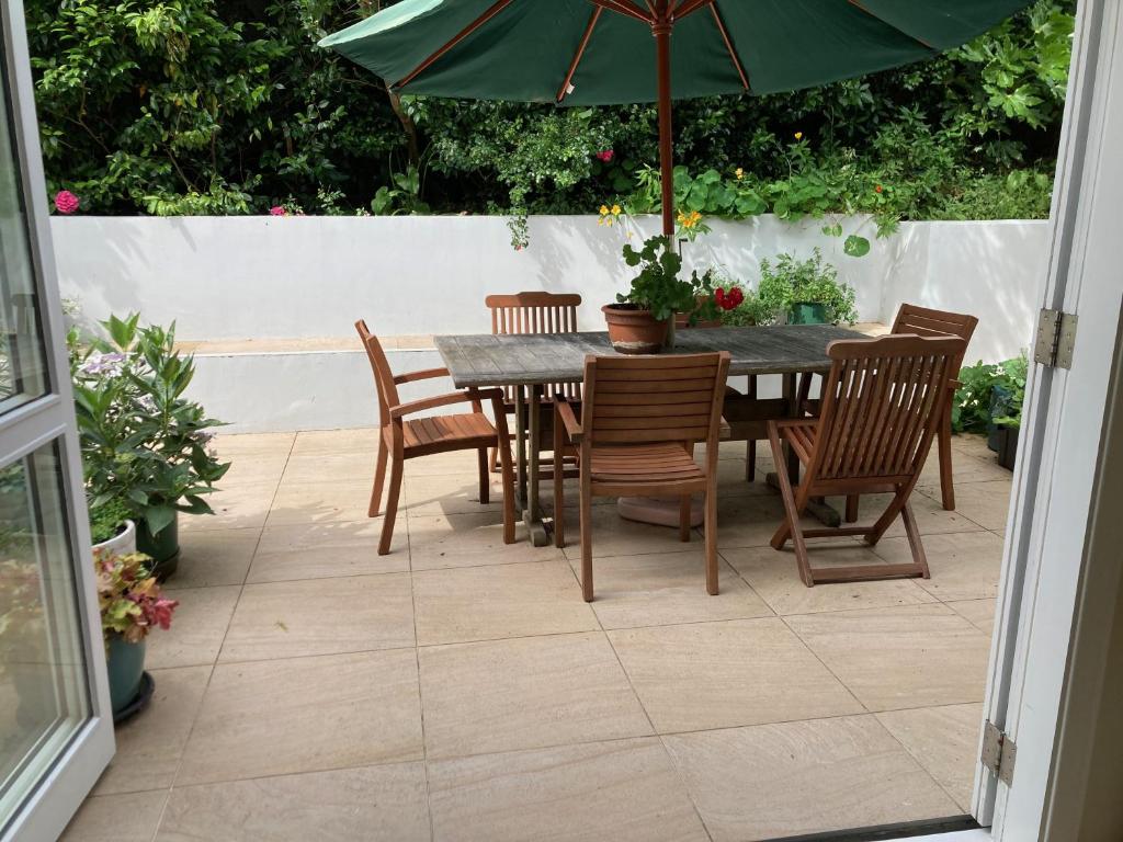 Patio nebo venkovní prostory v ubytování Khandallah Harbour View BnB
