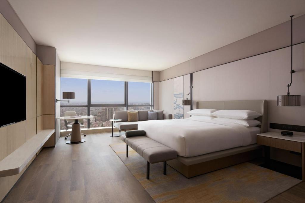 Postel nebo postele na pokoji v ubytování Shantou Marriott Hotel