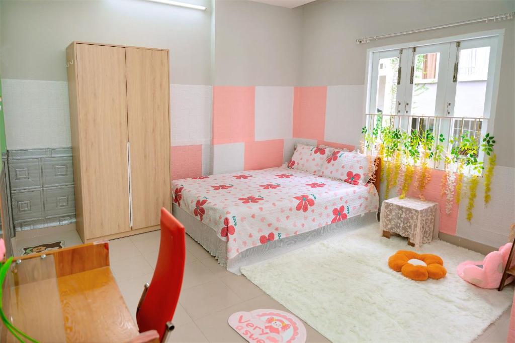 - une chambre pour enfants avec un lit et une armoire dans l'établissement Lucky Home, à Nha Trang