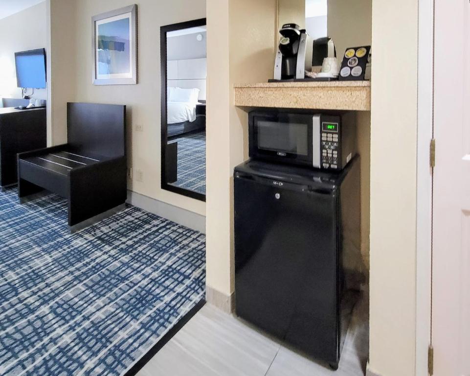 Holiday Inn - Belcamp - Aberdeen Area by IHG - King Room - Hearing Accessible - Roll-in Shower