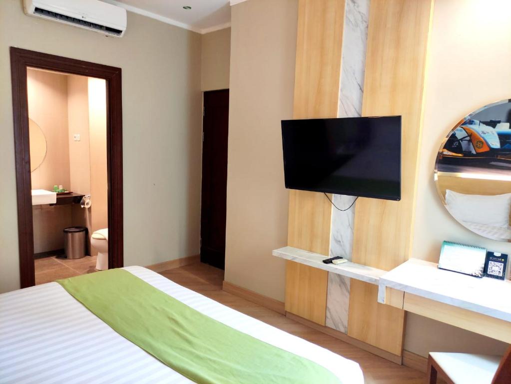 TV a/nebo společenská místnost v ubytování Lorin Syariah Hotel Sentul