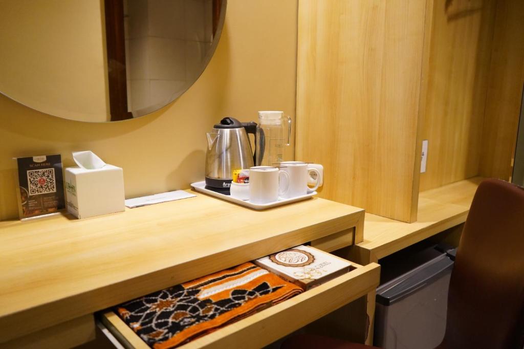 Příslušenství pro přípravu čaje a kávy v ubytování Lorin Syariah Hotel Sentul