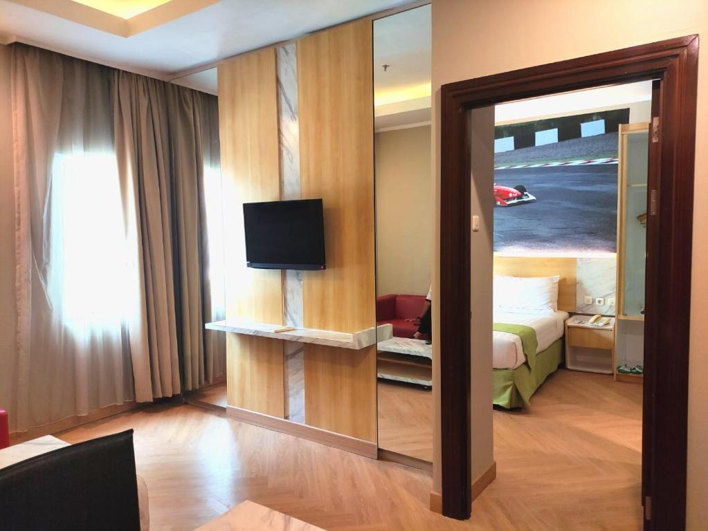 Postel nebo postele na pokoji v ubytování Lorin Syariah Hotel Sentul