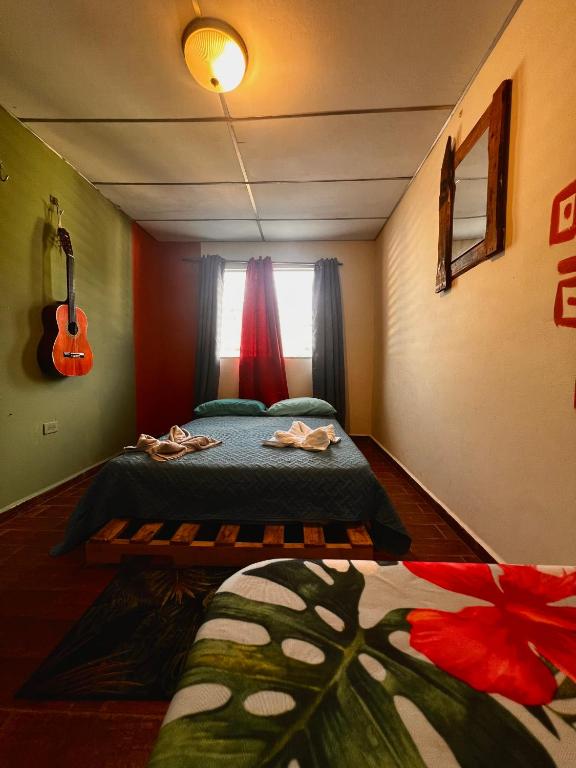 Postel nebo postele na pokoji v ubytování Boho by Arte Hostal Boquete