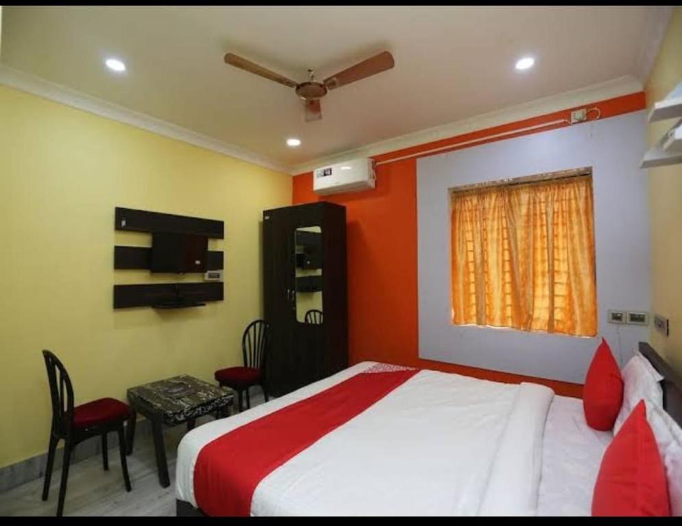 um quarto com uma cama, uma mesa e cadeiras em VENTURE INN em Bhubaneshwar