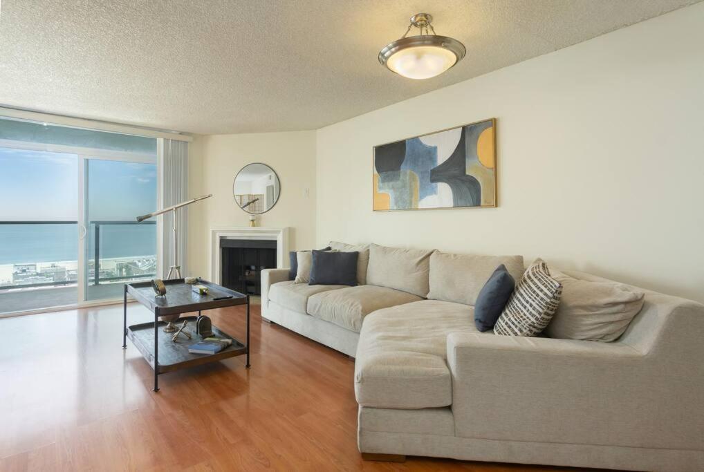 sala de estar con sofá y mesa en Panoramic Penthouse Venice/ Marina Del Rey., en Los Ángeles