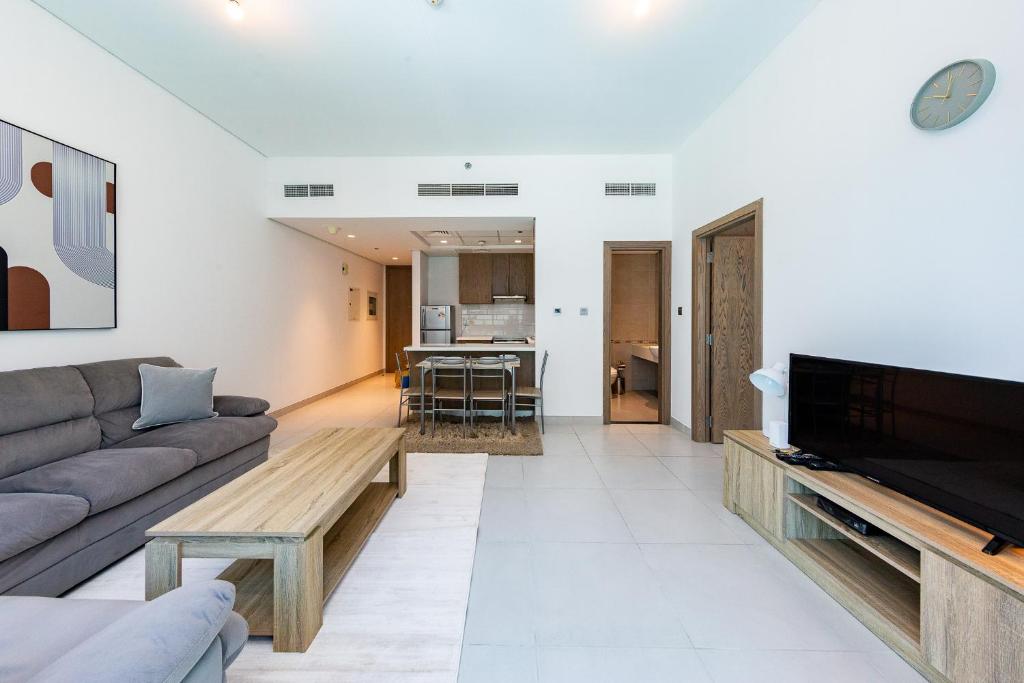 TV a/nebo společenská místnost v ubytování Beautiful contemporary 1BR Apt - Al Barsha South