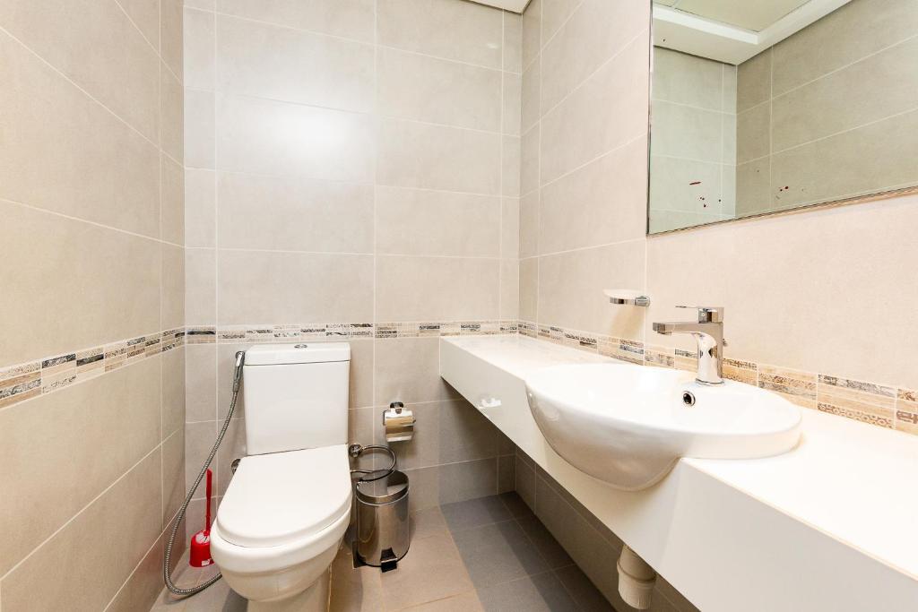Koupelna v ubytování Beautiful contemporary 1BR Apt - Al Barsha South