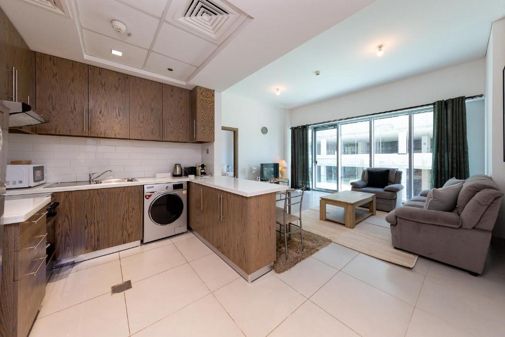 Kuchyň nebo kuchyňský kout v ubytování Beautiful contemporary 1BR Apt - Al Barsha South