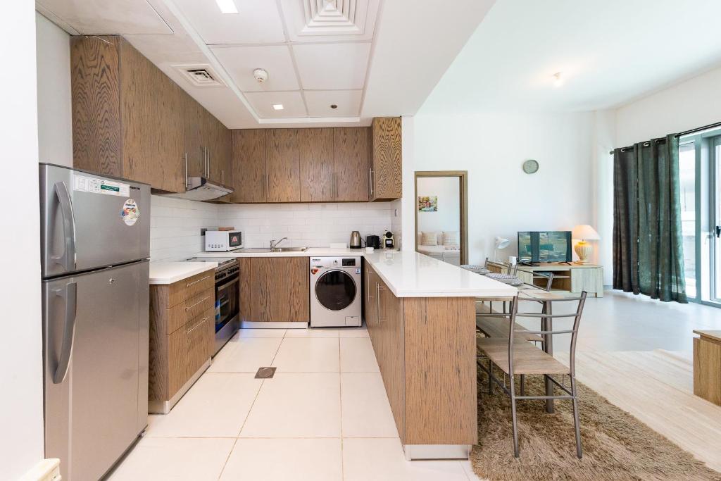 Kuchyň nebo kuchyňský kout v ubytování Beautiful contemporary 1BR Apt - Al Barsha South