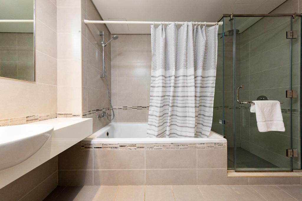 Koupelna v ubytování Beautiful contemporary 1BR Apt - Al Barsha South