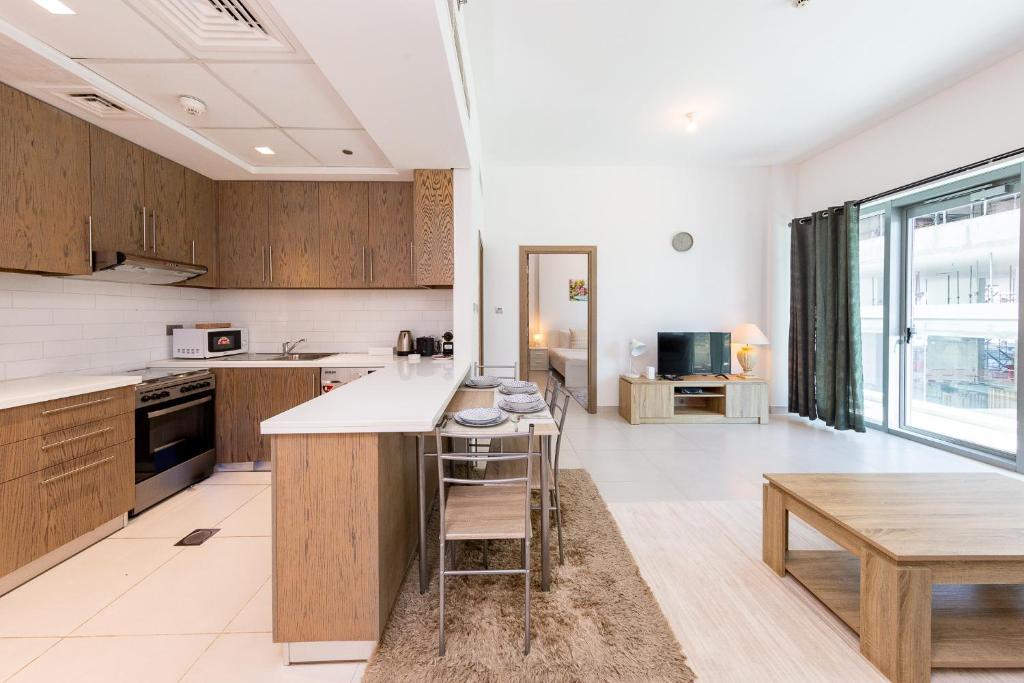 Kuchyň nebo kuchyňský kout v ubytování Beautiful contemporary 1BR Apt - Al Barsha South