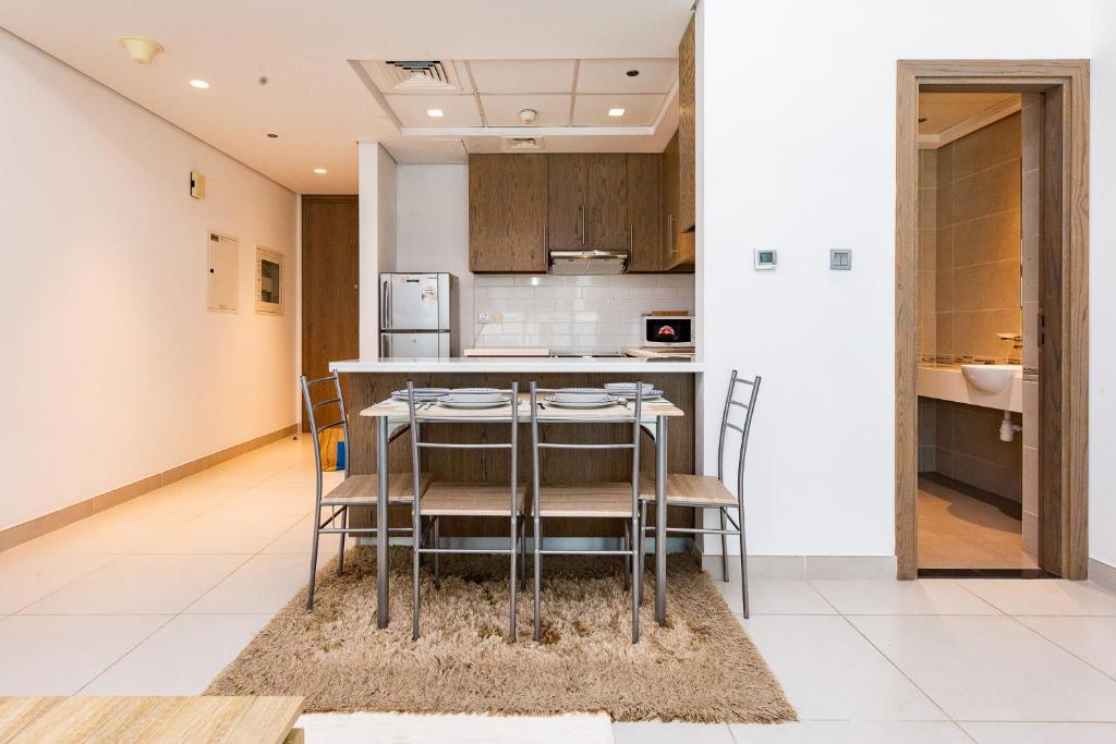 Kuchyň nebo kuchyňský kout v ubytování Beautiful contemporary 1BR Apt - Al Barsha South