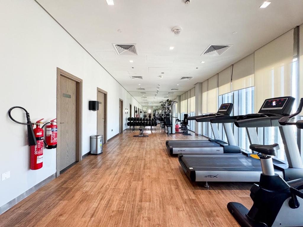 Fitness centrum a/nebo fitness zařízení v ubytování Beautiful contemporary 1BR Apt - Al Barsha South