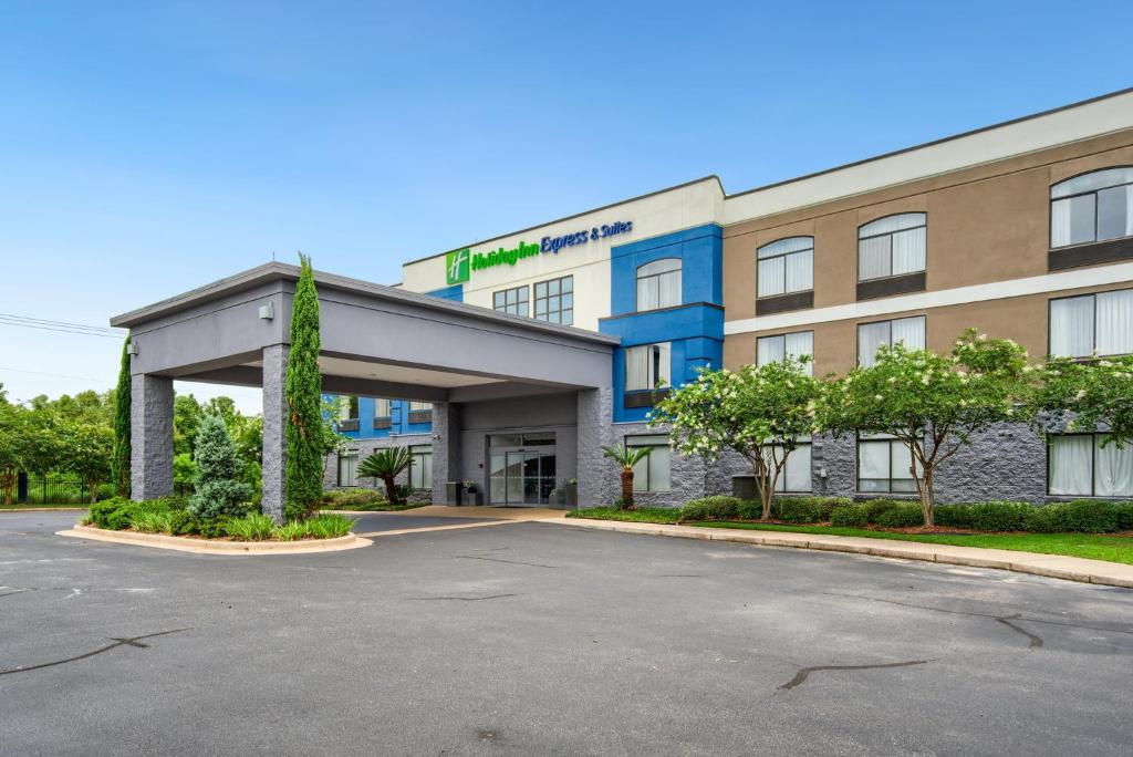 a hotel with a parking lot in front of it at Holiday Inn Express & Suites - Mobile - I-65 by IHG in Mobile