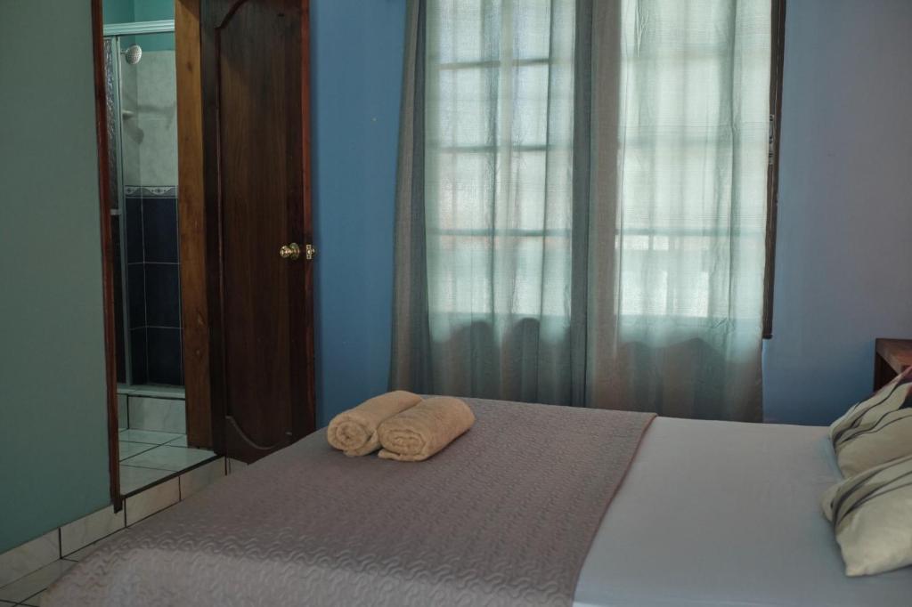 2 asciugamani posti su un letto in una camera da letto di Apto casco histórico Acropolis a Comayagua